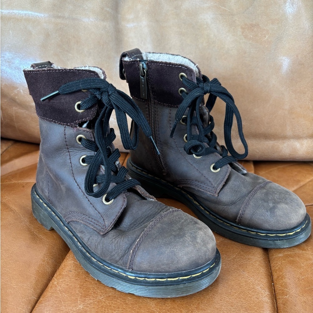Dr. Martens Amilita J Sherpa Lined Leather Boots Brown Youth Size 2 Fall School - Picture 3 of 11